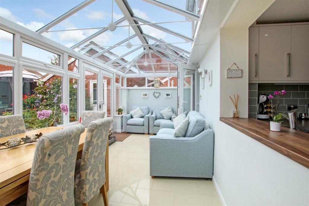 4 bedroom detached house for sale in Blackthorn Way, Measham, Swadlincote, DE12