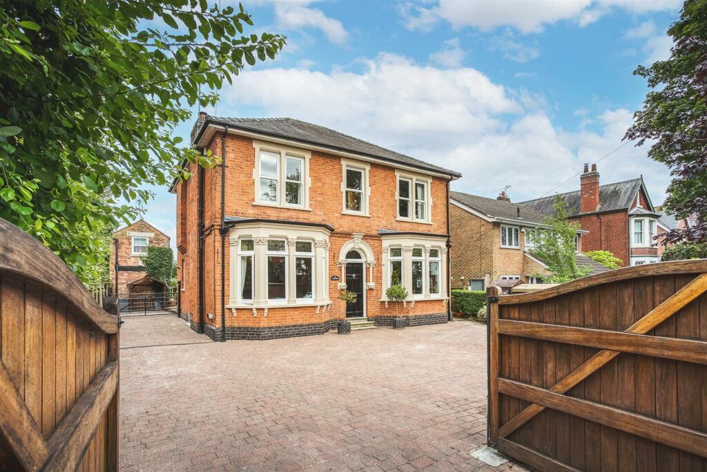 5 bedroom detached house for sale in Chilworth, Station Road