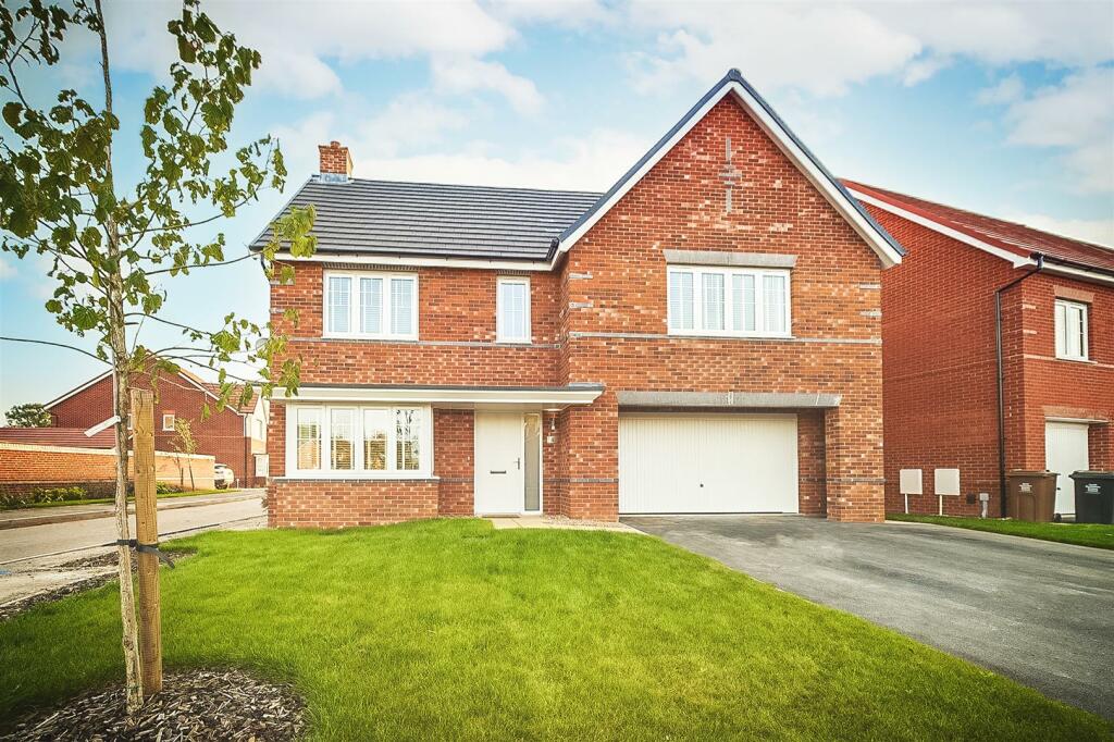 4 bedroom detached house for sale in Burbage Drive, Cochett Village