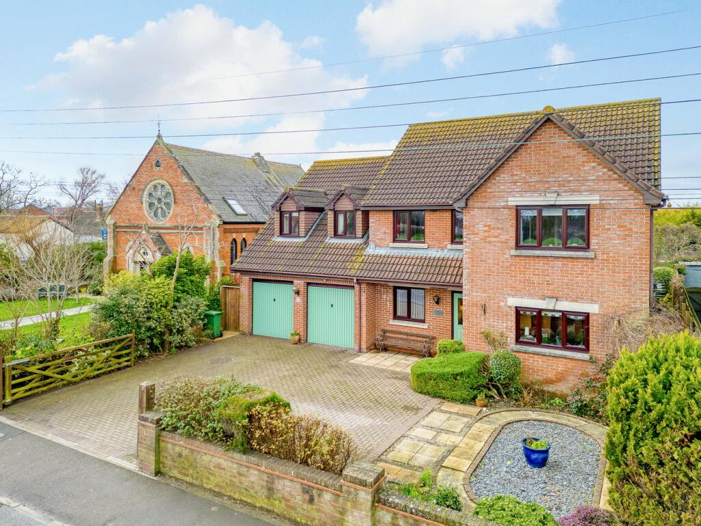 4 bedroom detached house for sale in Church Road, East Huntspill