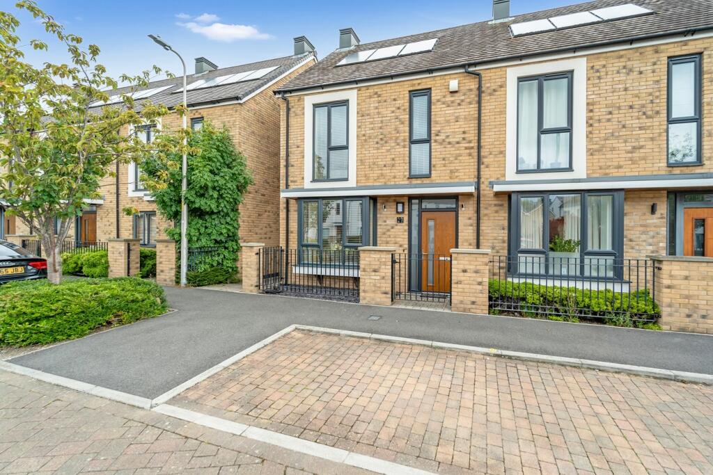 2 bedroom end of terrace house for sale in Garland Avenue, Locking