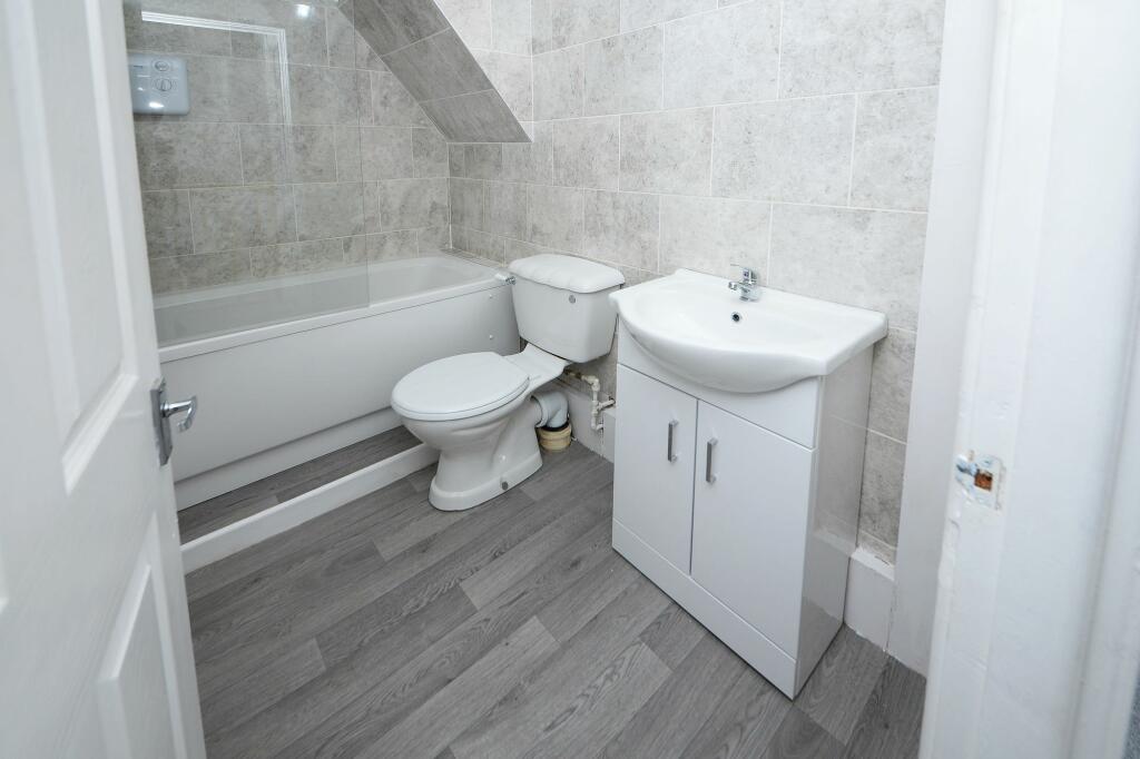 2 bedroom terraced house for sale in Stockport Road, Hyde, SK14
