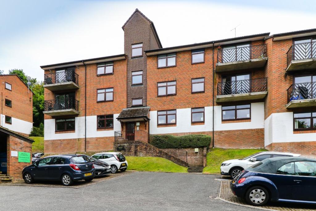 2 bedroom flat for sale in Treetops, Hillside Road, Whyteleafe, CR3