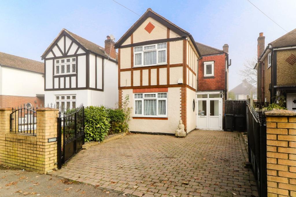 3 bedroom detached house for sale in Coulsdon Road, Coulsdon, CR5