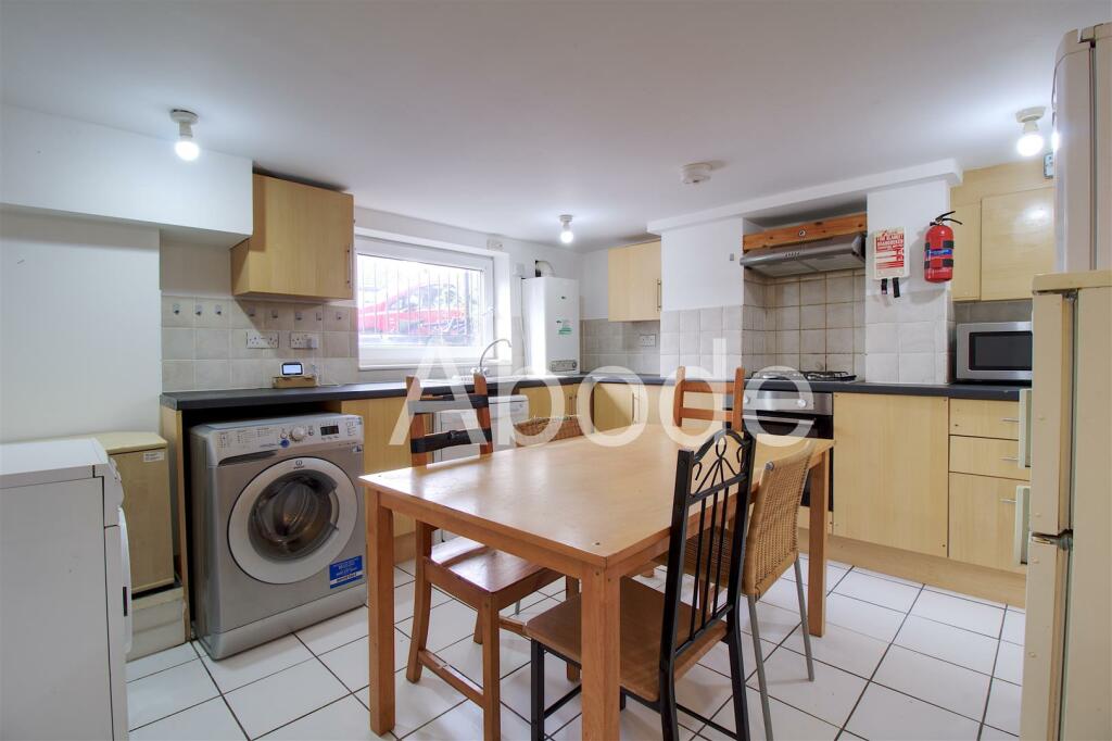 5 bedroom house for rent in Spring Grove Walk, Hyde Park, Leeds, LS6