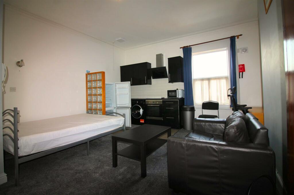 1 bedroom flat for rent in Flat 4 - 163 Hyde Park Road, Hyde Park, Leeds, LS6