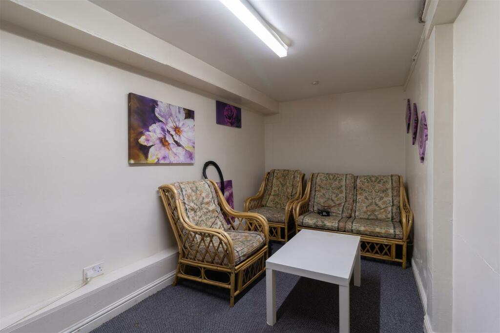 3 bedroom flat for rent in Regent Park Terrace, Hyde Park, Leeds, LS6