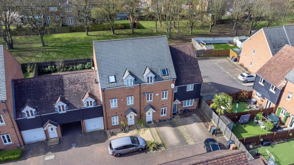 4 bedroom town house for sale in Pembridge Gardens, Stevenage, SG2