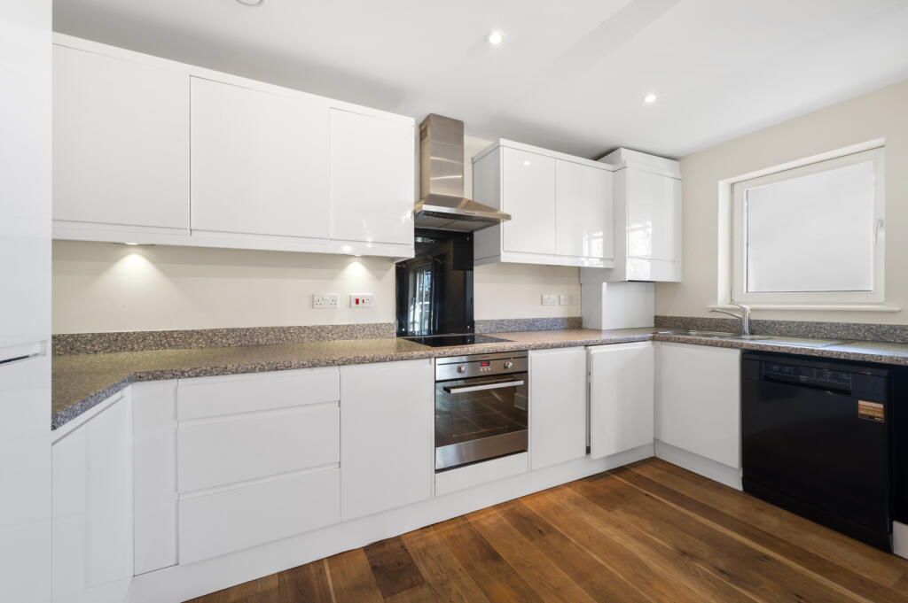 2 bedroom apartment for rent in Greenview Drive, London, Merton, SW20