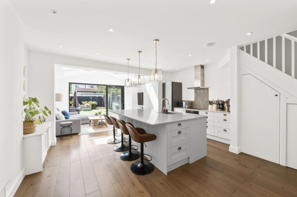 Main image of property: Linkway, Raynes Park, London, SW20