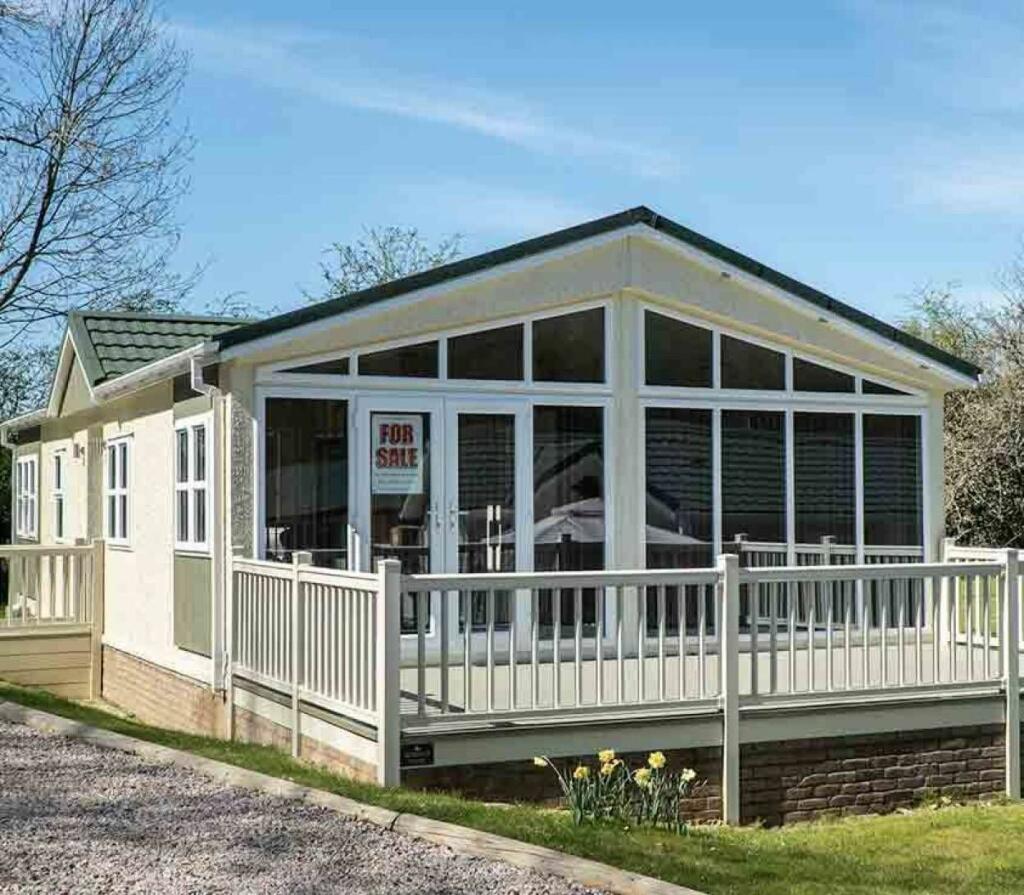 2 bedroom park home for sale in Datchworth, Hertfordshire, AL6 0NH, AL6