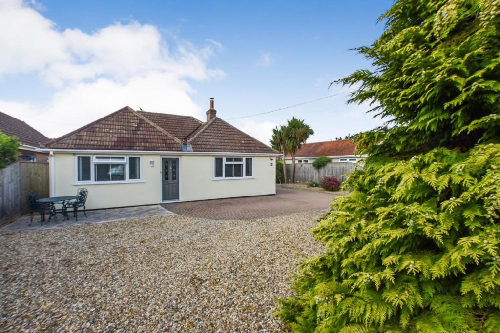 3 bedroom detached bungalow for sale in The Street, Capel St. Mary