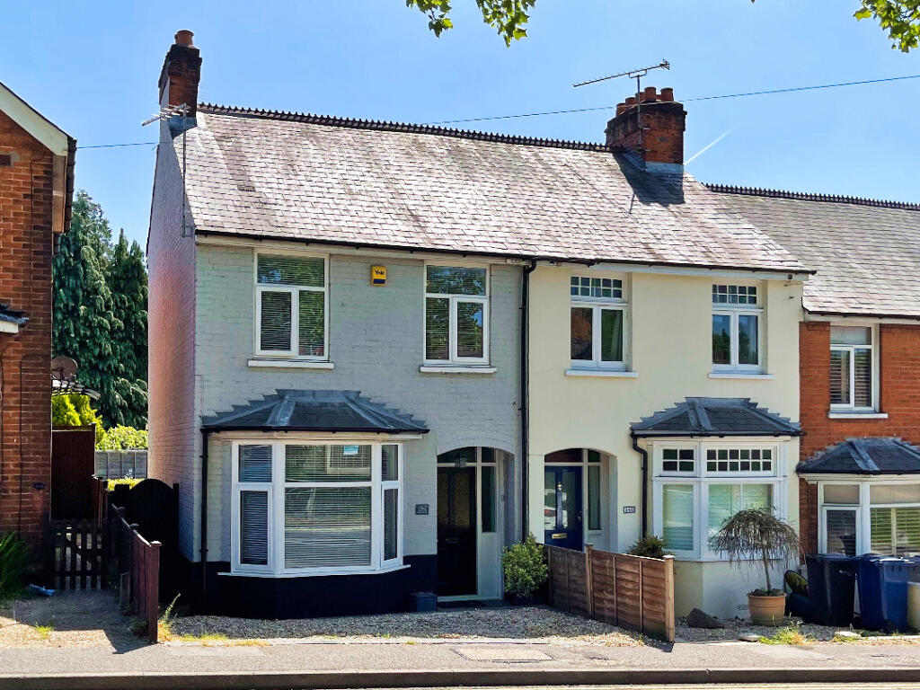 4 bedroom semidetached house for rent in Farnborough Road, Farnham, GU9