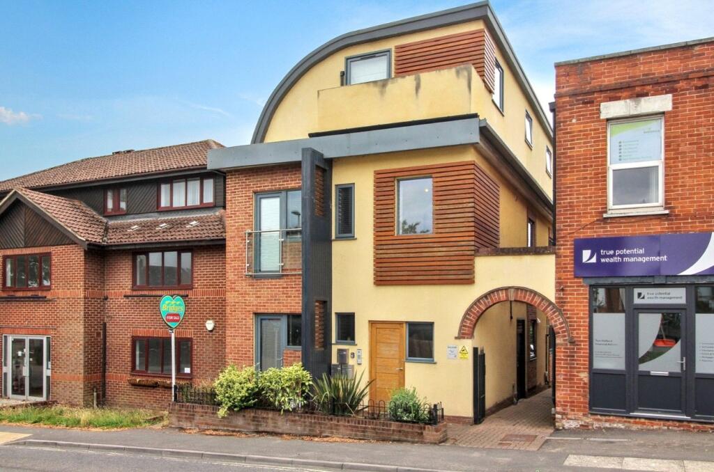 Main image of property: Reading Road South, Fleet, Hampshire, GU52