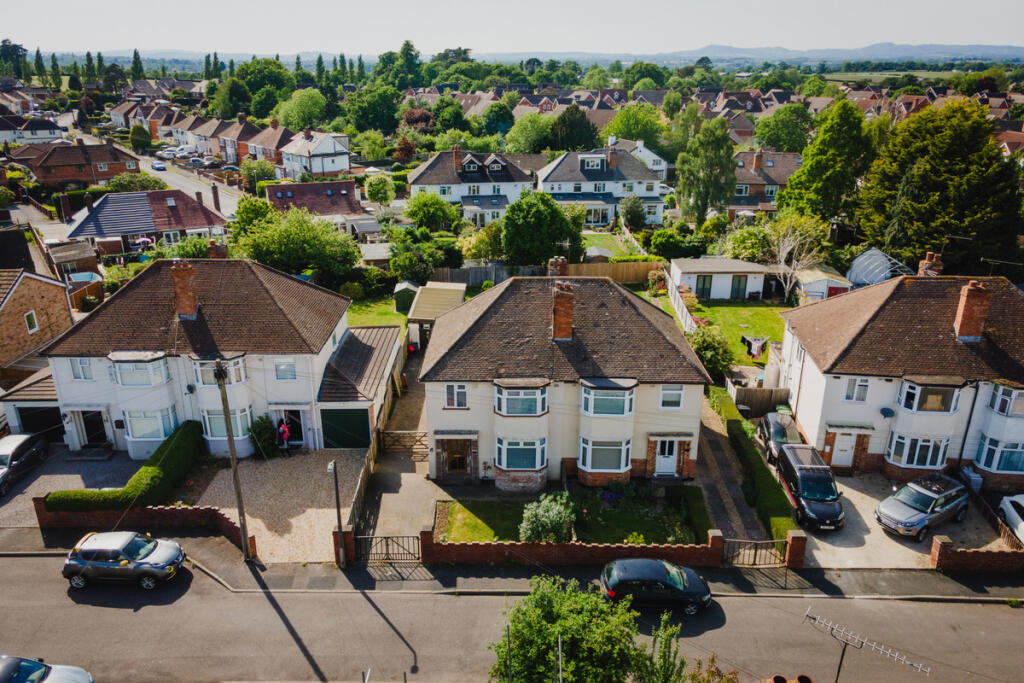 Main image of property: 15 Tapenhall Road, Fernhill Heath, Worcester, WR3 7TR