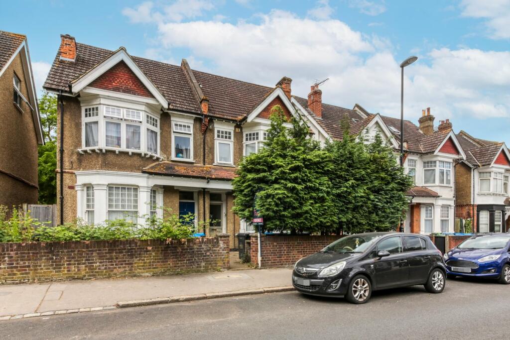 3 bedroom flat for sale in Clifton Road, London, SE25