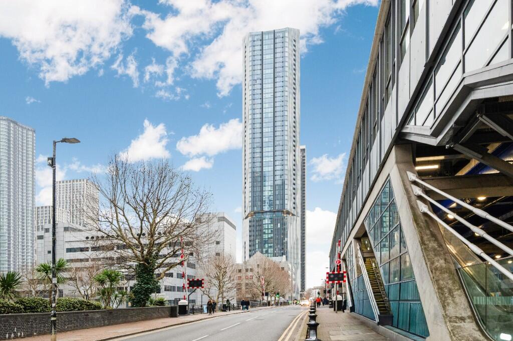 Main image of property: Amroy Tower, Marsh Wall, London, E14