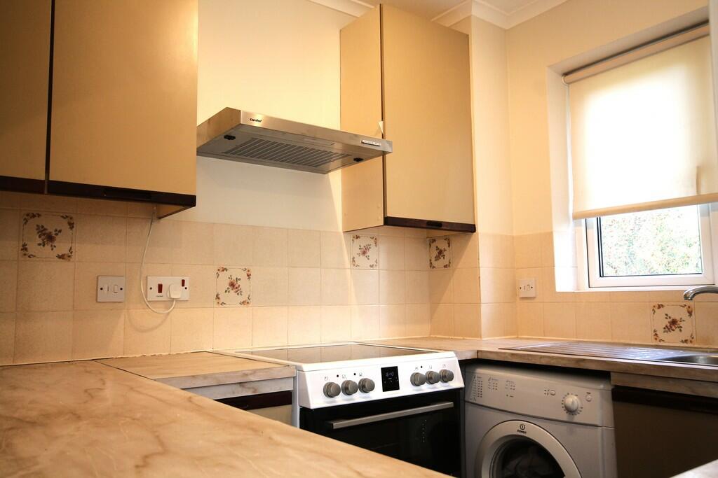 SemiDetached to rent on Honeysuckle Lane, North Holmwood, RH5