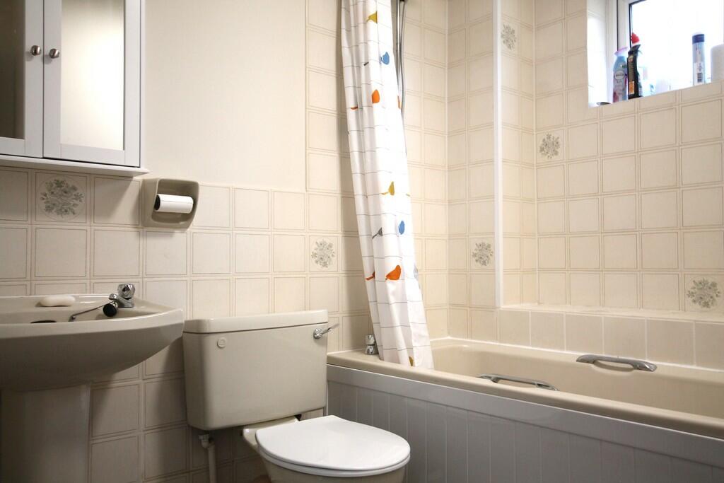 SemiDetached to rent on Honeysuckle Lane, North Holmwood, RH5