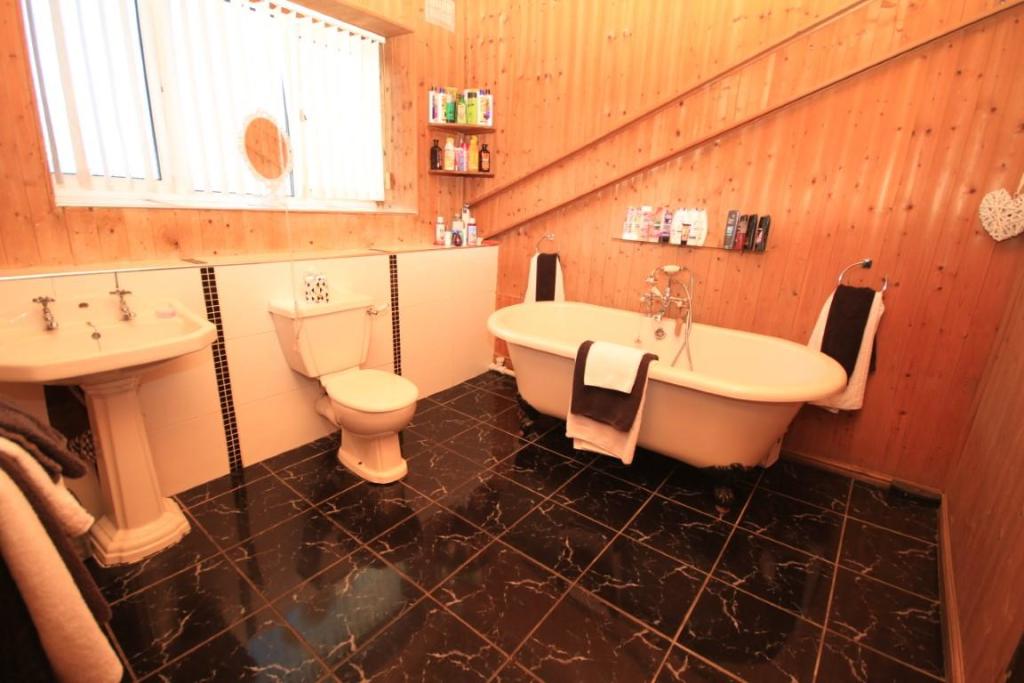 3 bedroom cottage for sale in Cutler Heights Lane, Bradford, BD4