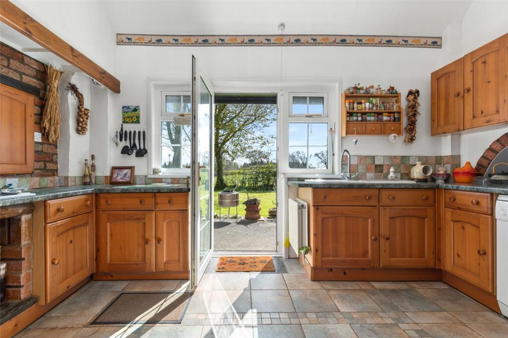 3 bedroom detached house for sale in The Rhos, Haverfordwest