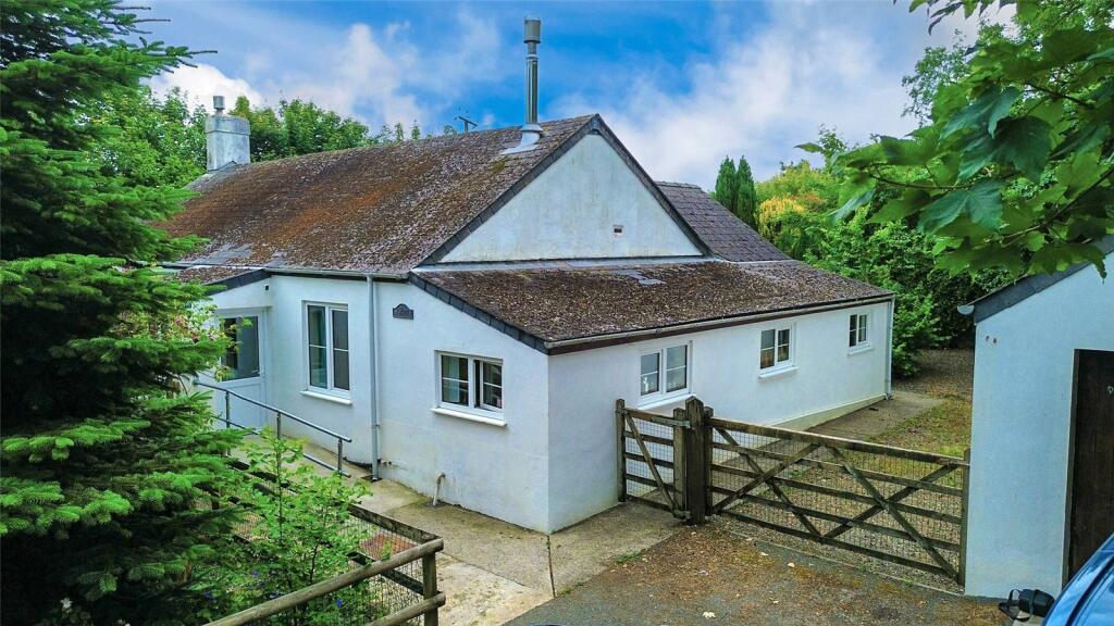 2 bedroom bungalow for sale in Rosemarket Road, Sardis, Milford Haven