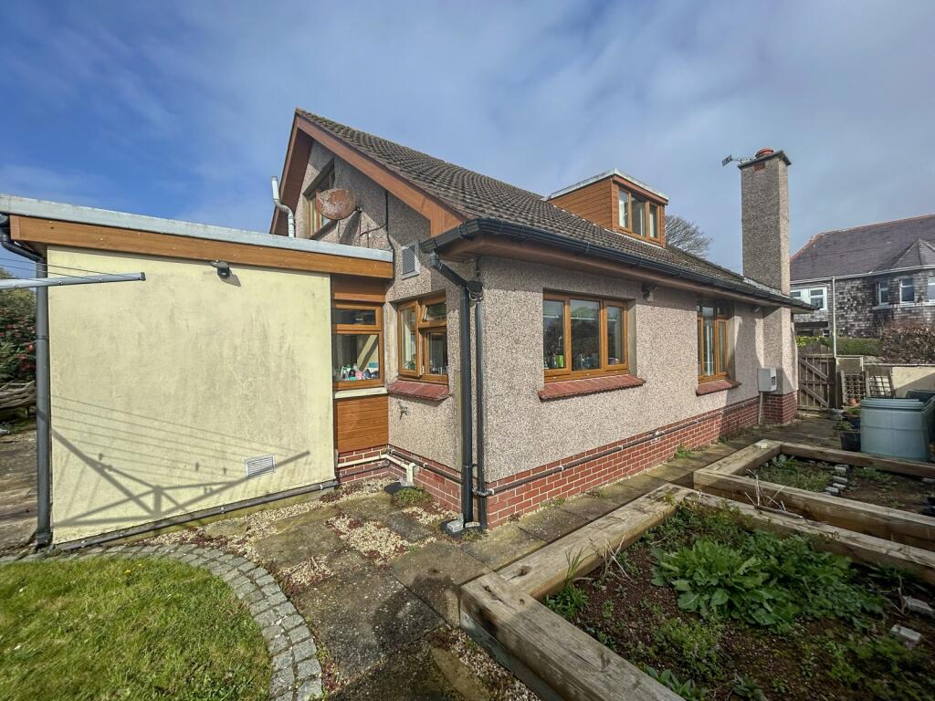 5 bedroom bungalow for sale in Picton Road, Hakin, Milford Haven