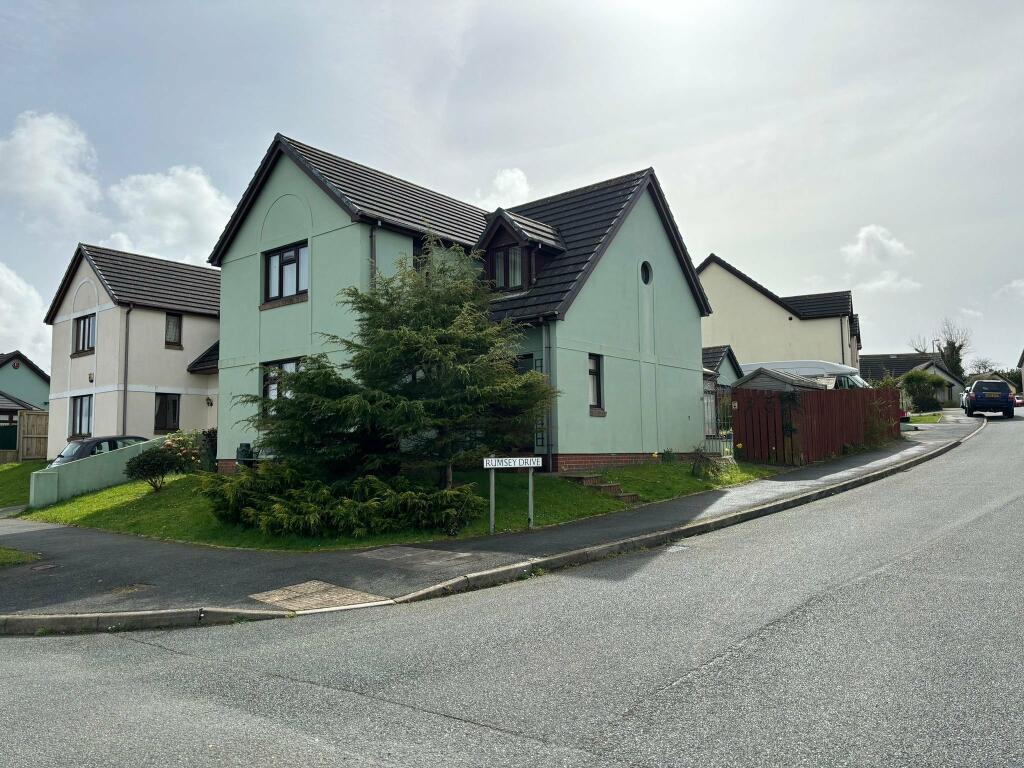 4 bedroom detached house for sale in Rumsey Drive, Neyland, Milford