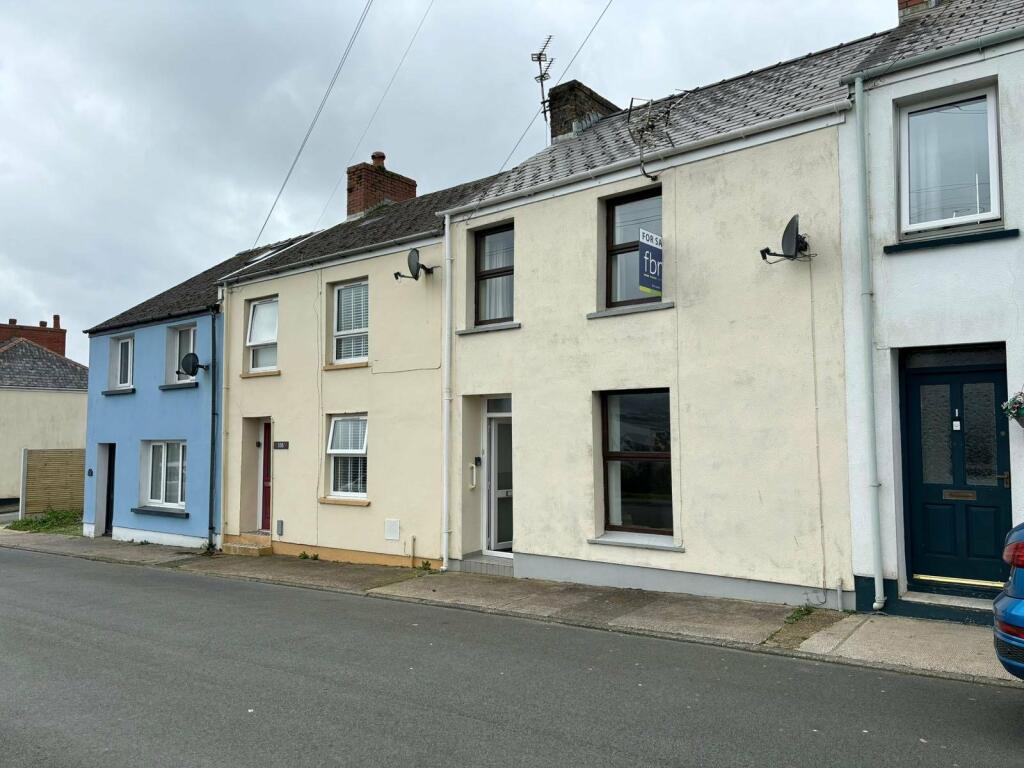 3 bedroom terraced house for sale in Cambrian Road, Neyland, Milford