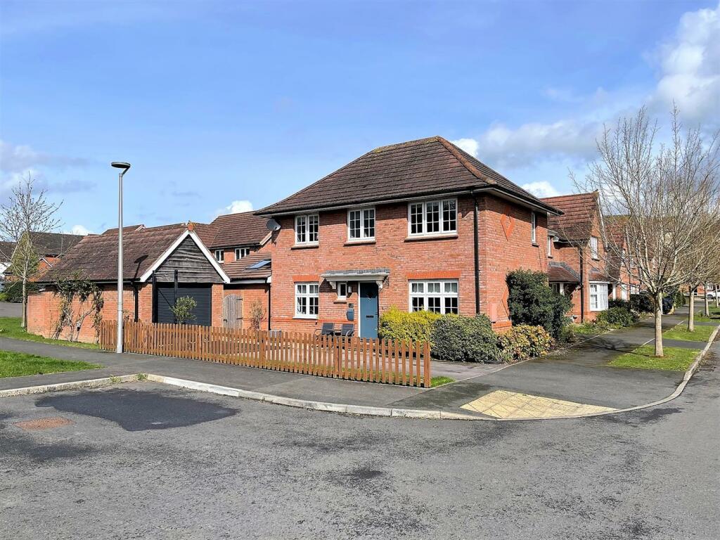 3 bedroom detached house for sale in Shales Road, Exeter, EX4