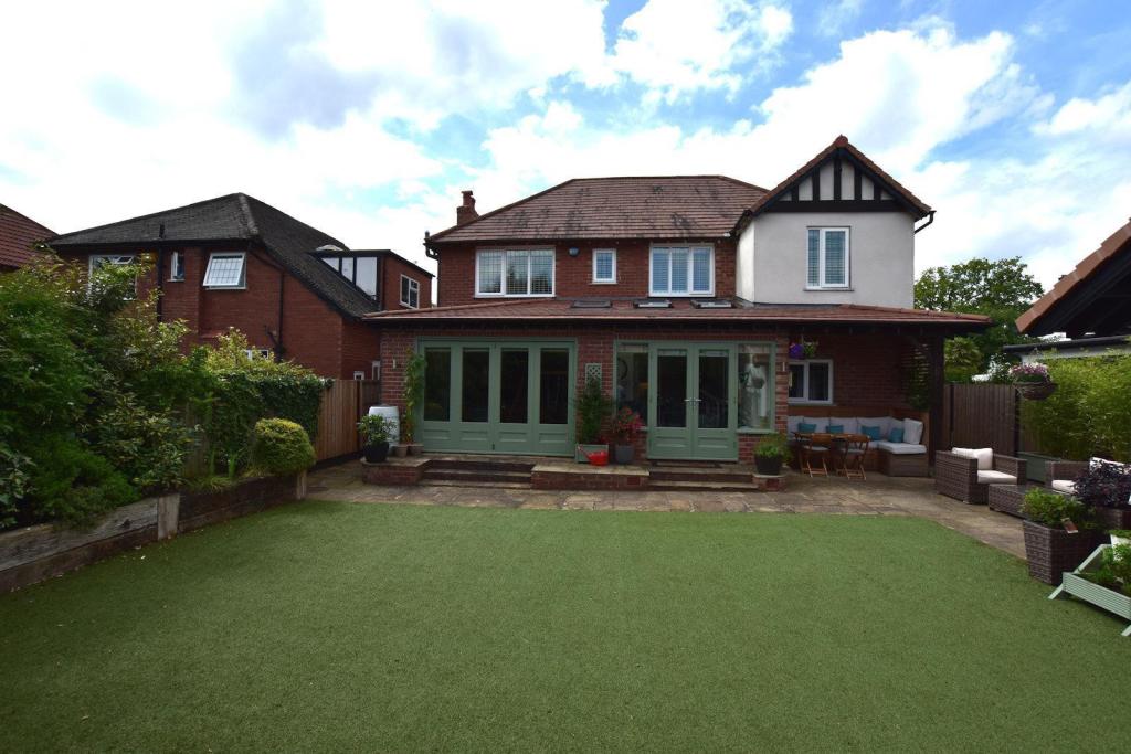4 bedroom detached house for sale in Yew Tree Park Road, Cheadle Hulme