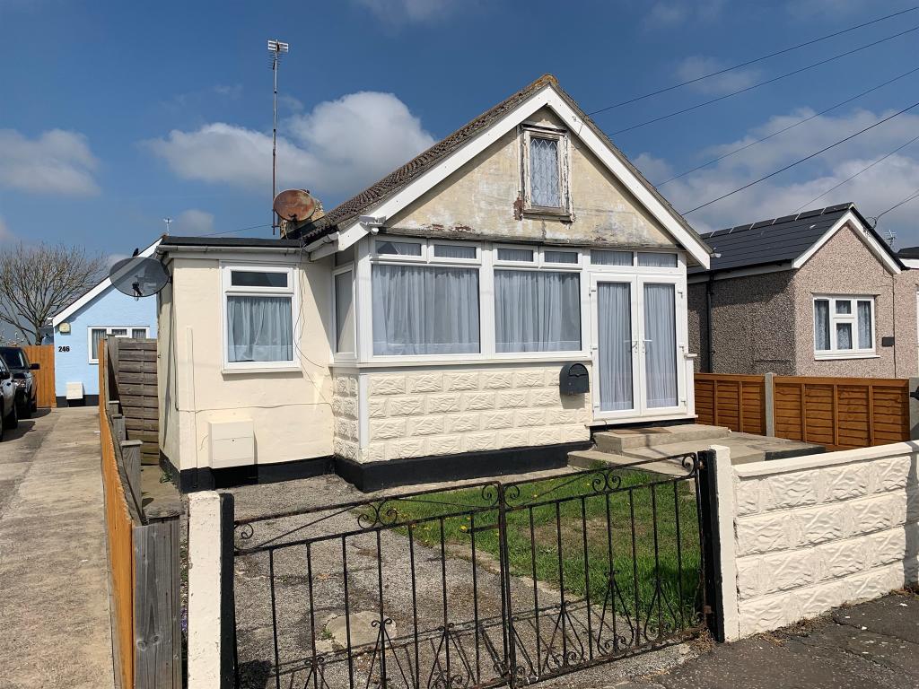 2 bedroom detached bungalow for sale in Meadow Way, Jaywick, ClactonOn