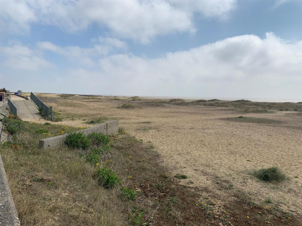 2 bedroom detached bungalow for sale in Meadow Way, Jaywick, ClactonOn