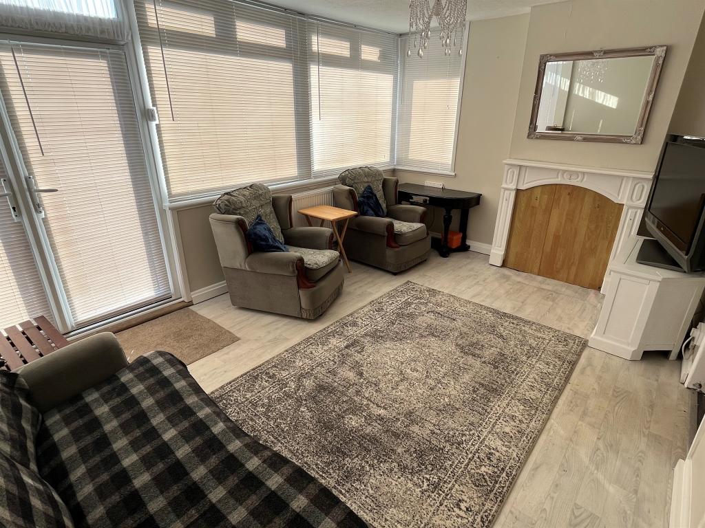 2 bedroom detached bungalow for sale in Meadow Way, Jaywick, ClactonOn