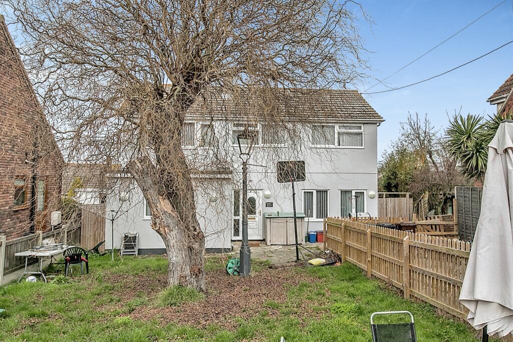 4 bedroom detached house for sale in Oakmead Road, St. Osyth, CLACTON