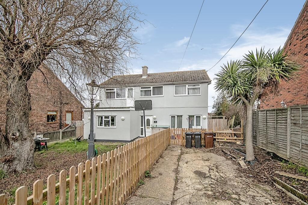 4 bedroom detached house for sale in Oakmead Road, St. Osyth, CLACTON