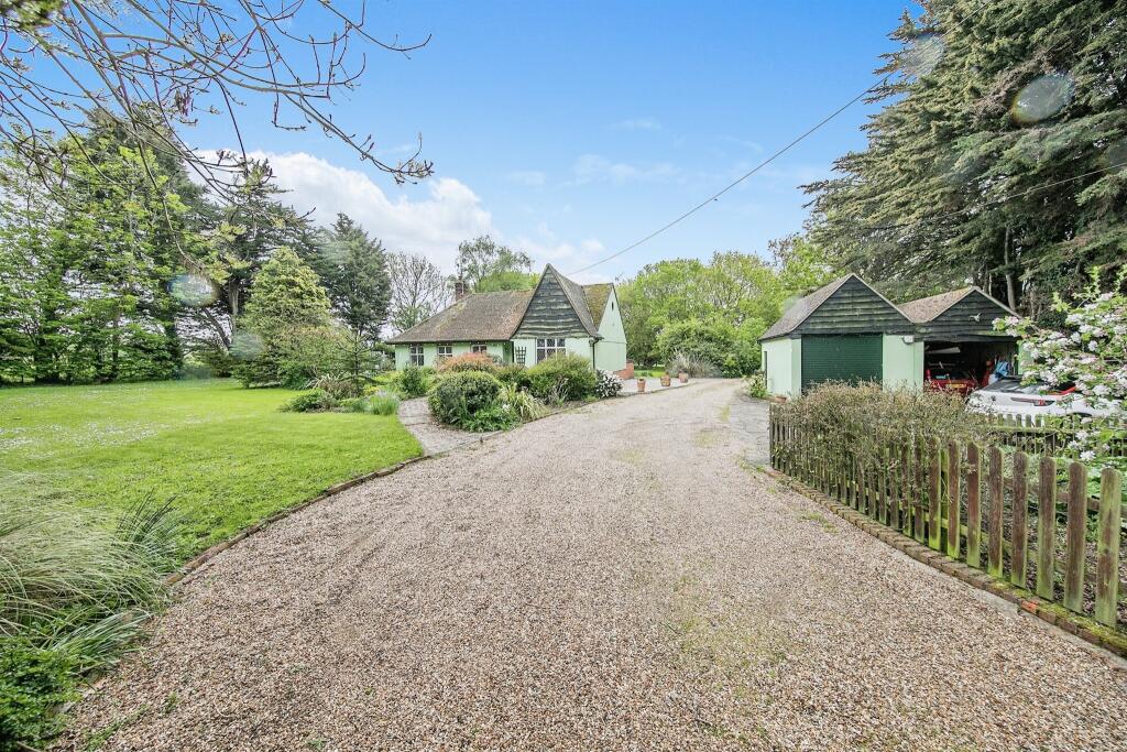 Additional property image - Thorpe Park Lane, Thorpe-Le-Soken, Clacton-On-Sea