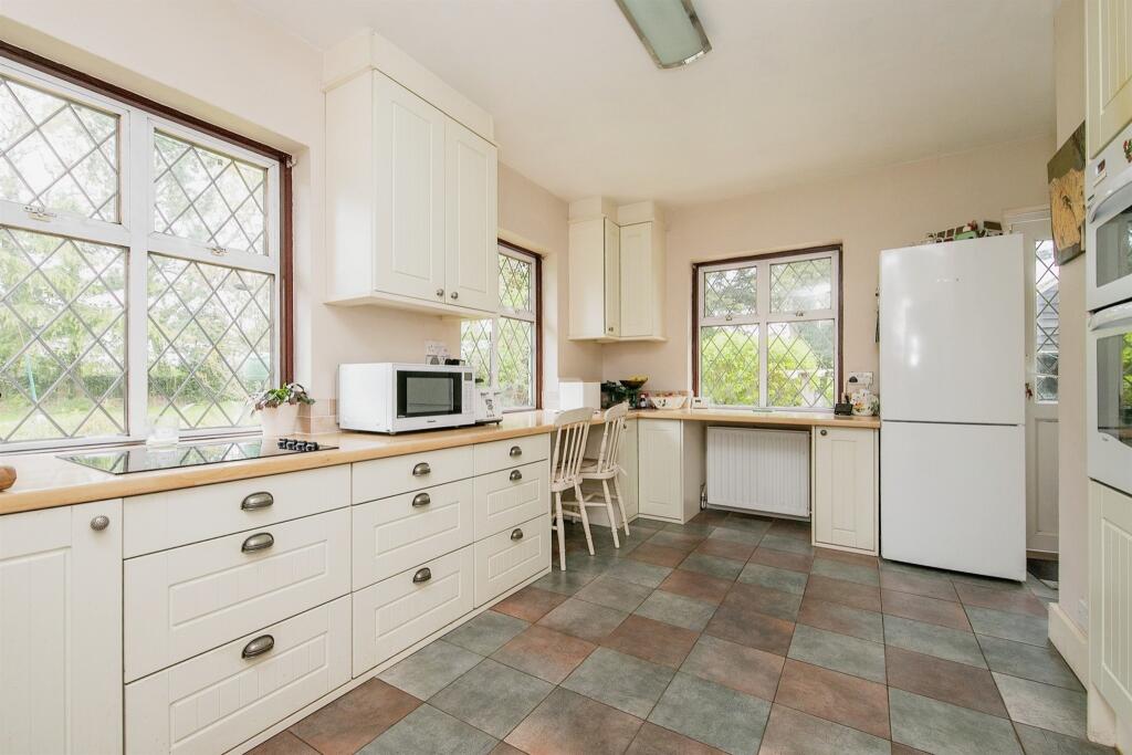 Additional property image - Thorpe Park Lane, Thorpe-Le-Soken, Clacton-On-Sea