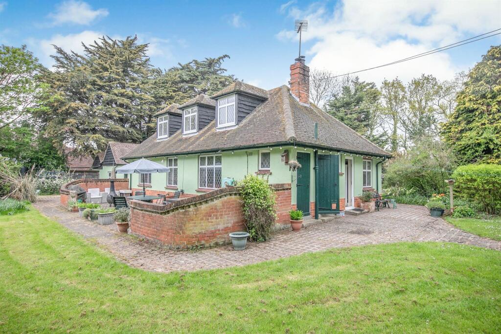 Additional property image - Thorpe Park Lane, Thorpe-Le-Soken, Clacton-On-Sea