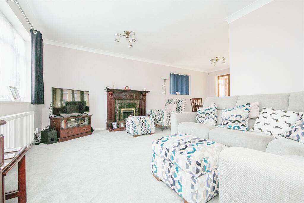 4 bedroom detached house for sale in Grenfell Avenue, HollandOnSea