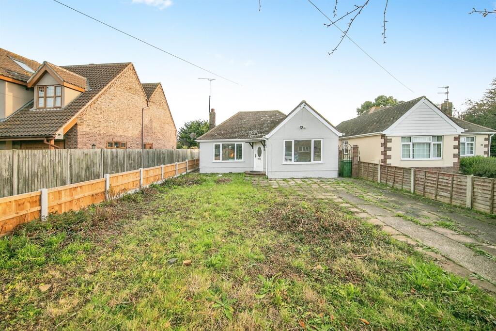 2 bedroom detached bungalow for sale in Weeley Road, Little Clacton