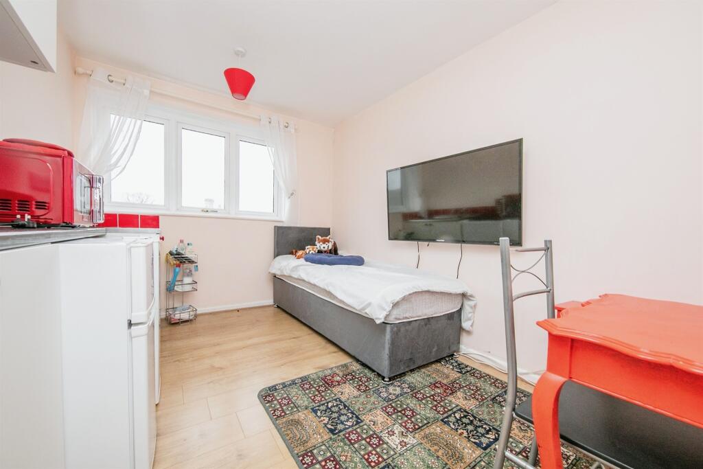 Additional property image - Beaconsfield Road, Clacton-On-Sea