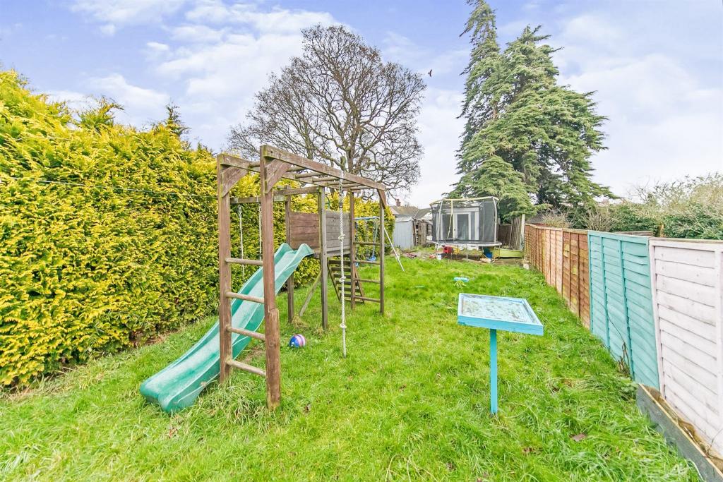 3 bedroom semidetached house for sale in Lake Walk, ClactonOnSea, CO15