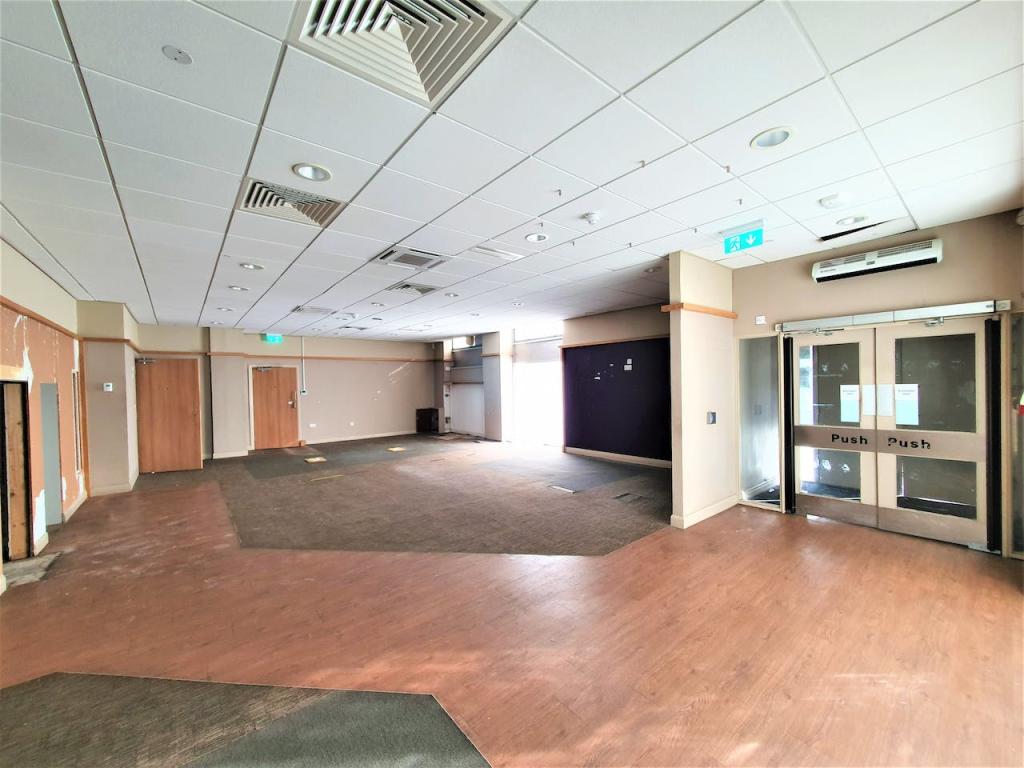 High street retail property to lease in 21 Bramhall Lane South