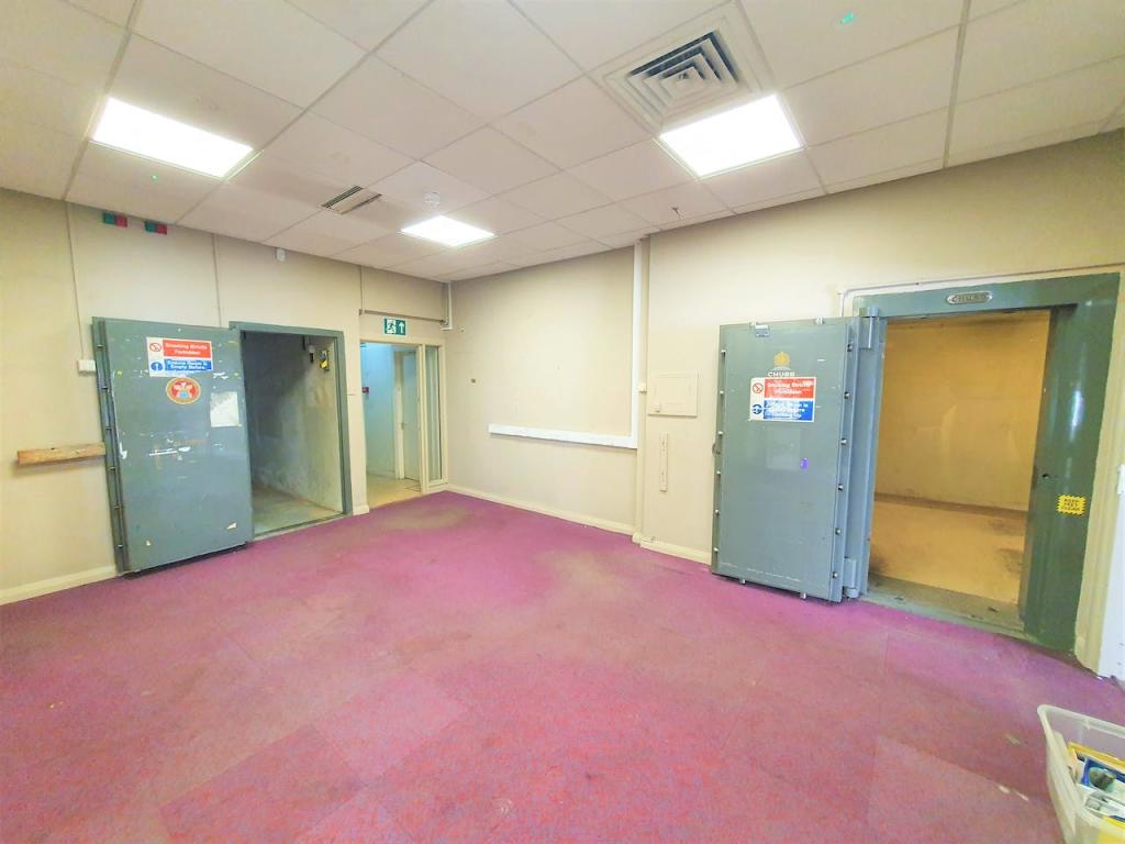 High street retail property to lease in 21 Bramhall Lane South