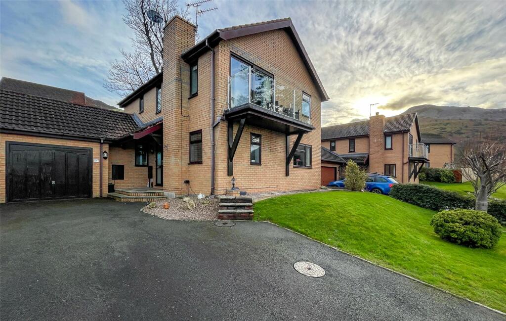 4 bedroom link detached house for sale in Parc Moel Lus, Penmaenmawr