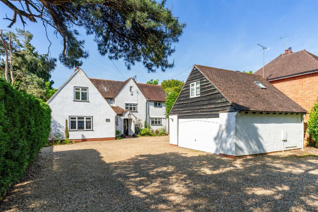 5 bedroom detached house for sale in Plantation Road, Leighton Buzzard