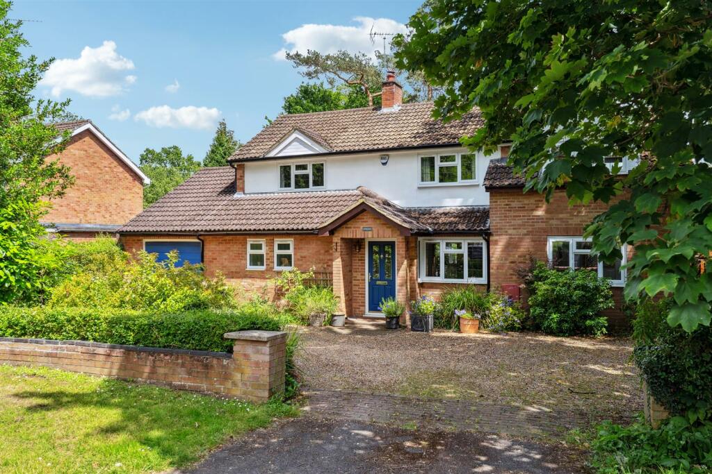 5 bedroom detached house for sale in Heath Park Road, Leighton Buzzard