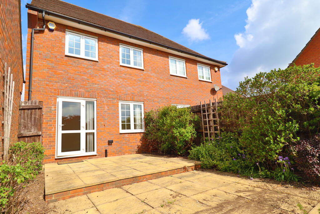 3 bedroom semidetached house for sale in Hunter Close, Bedford, MK42