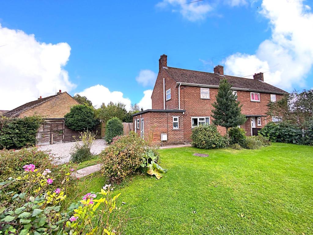 3 bedroom semidetached house for sale in Britton Close, Watlington